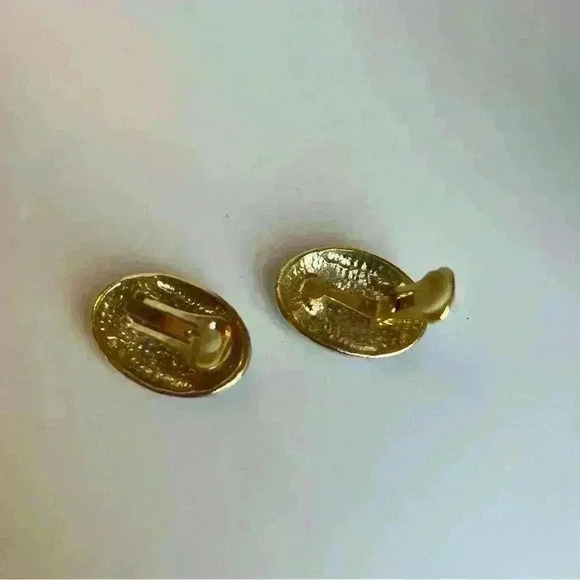 Vintage Enamel Gold Color Swirl Oval Clip-On Earrings - Picture 5 of 6